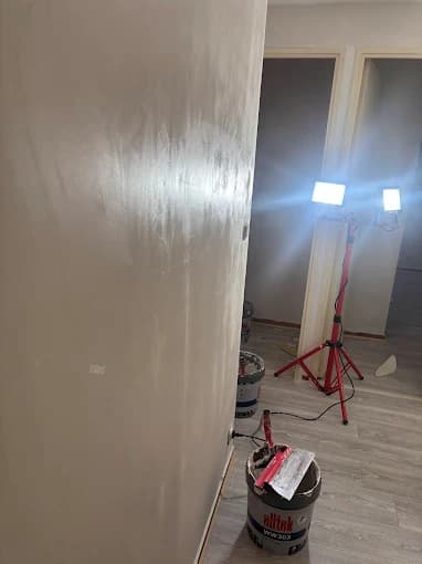 Enduit lissage mur avant peinture — chantier Orléans Loiret