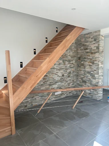 Escalier en bois massif avec parement pierre et spots LED — Orléans