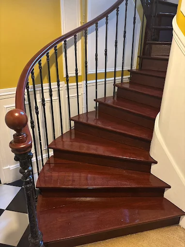 Peinture et vernis d'escalier en bois acajou — Rampe fer forgé à Orléans