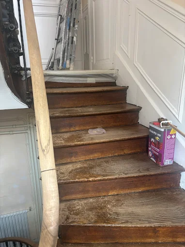 Ponçage et traitement d'un escalier en bois ancien — Orléans